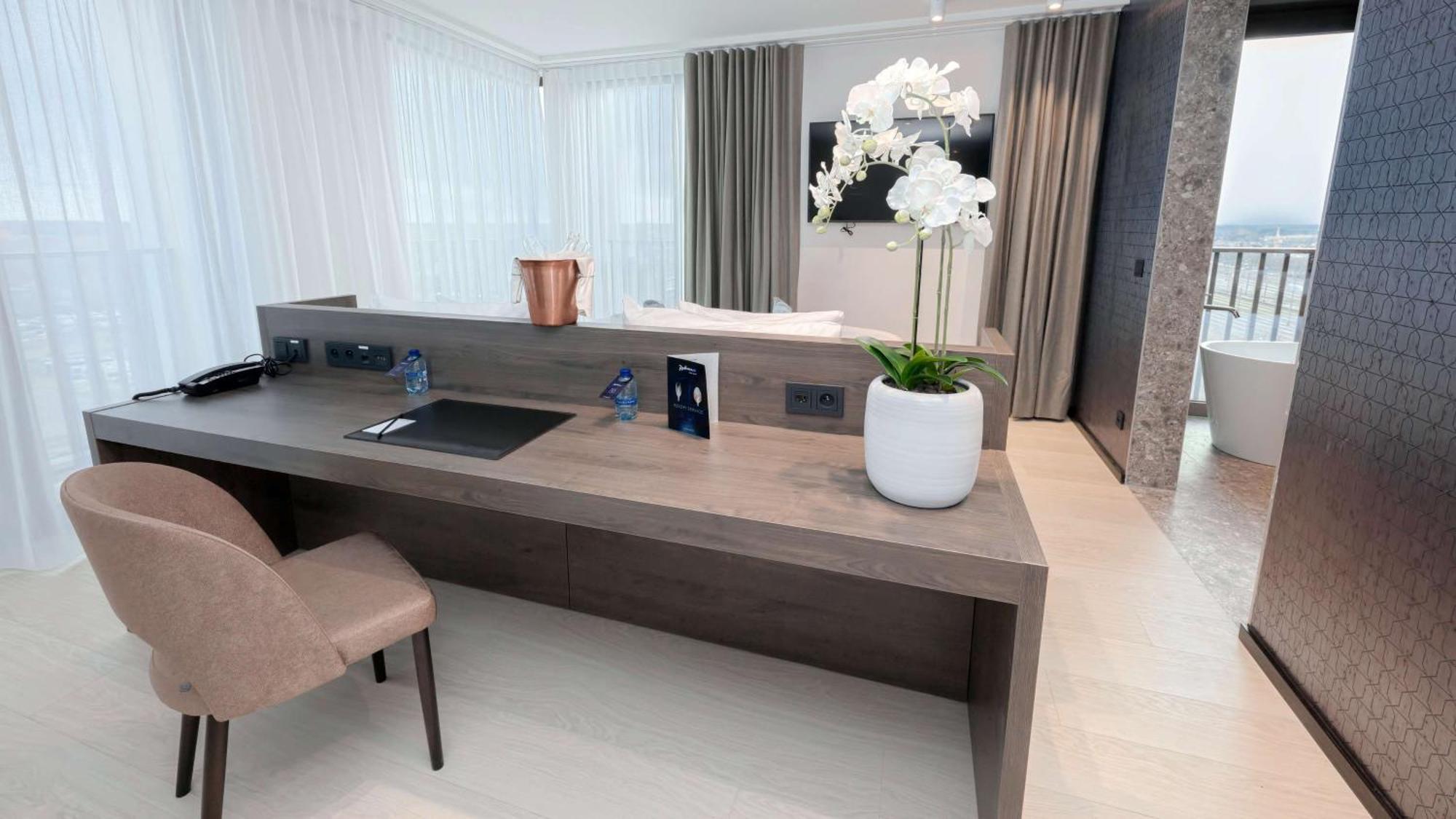 One-Bedroom Suite Balcony,1216672399:JPEG